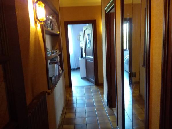 Maison à vendre 5 pièces  avec piscine, parking, garage,et abris voiture sur 1000 m² de terrain.