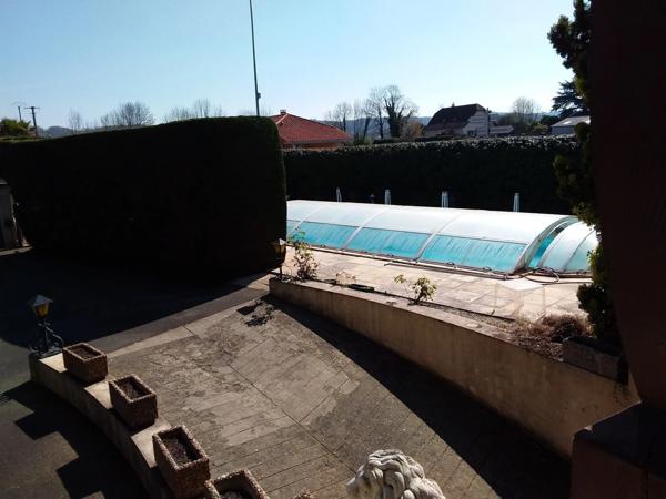 Maison à vendre 5 pièces  avec piscine, parking, garage,et abris voiture sur 1000 m² de terrain.