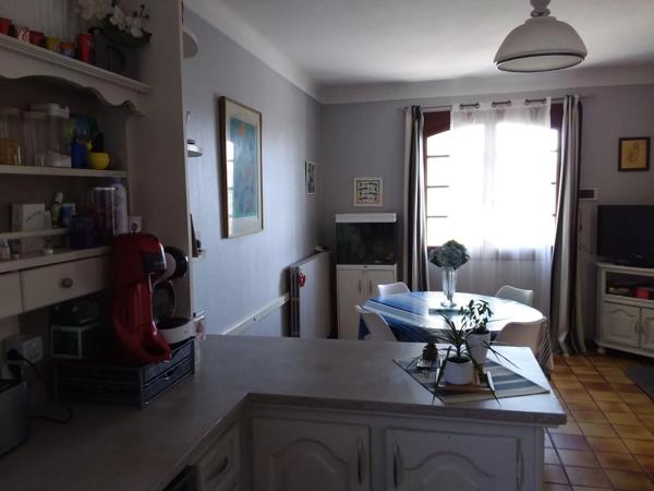 Maison à vendre 5 pièces  avec piscine, parking, garage,et abris voiture sur 1000 m² de terrain.