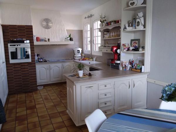 Maison à vendre 5 pièces  avec piscine, parking, garage,et abris voiture sur 1000 m² de terrain.
