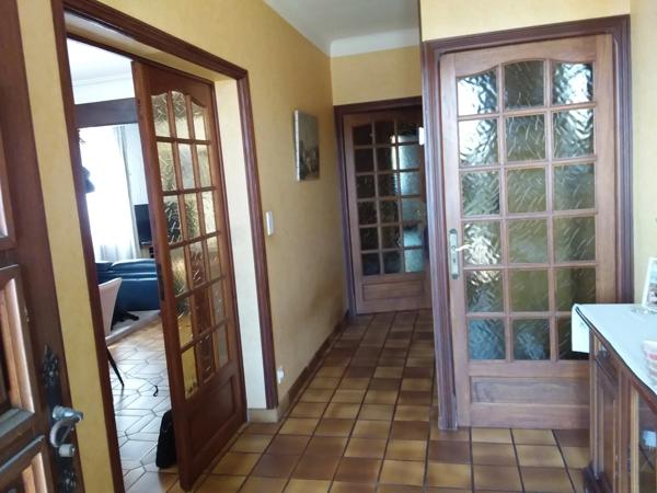 Maison à vendre 5 pièces  avec piscine, parking, garage,et abris voiture sur 1000 m² de terrain.