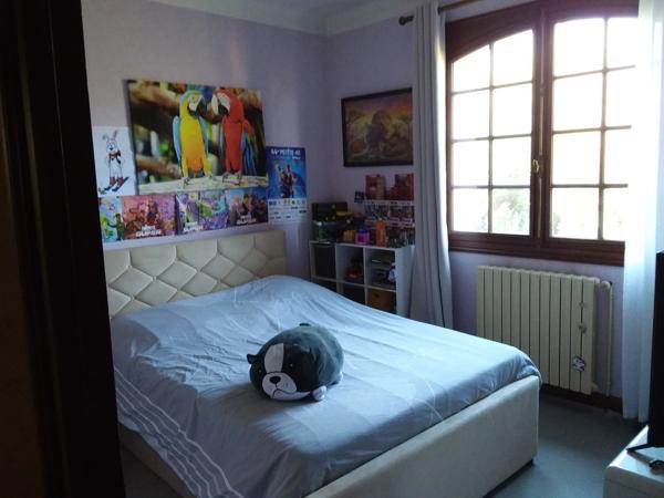 Maison à vendre 5 pièces  avec piscine, parking, garage,et abris voiture sur 1000 m² de terrain.