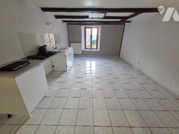 MAISON DE VILLAGE - JARDIN ET GARAGE - GERMINY