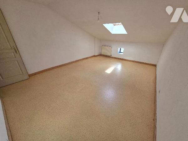 MAISON DE VILLAGE - JARDIN ET GARAGE - GERMINY