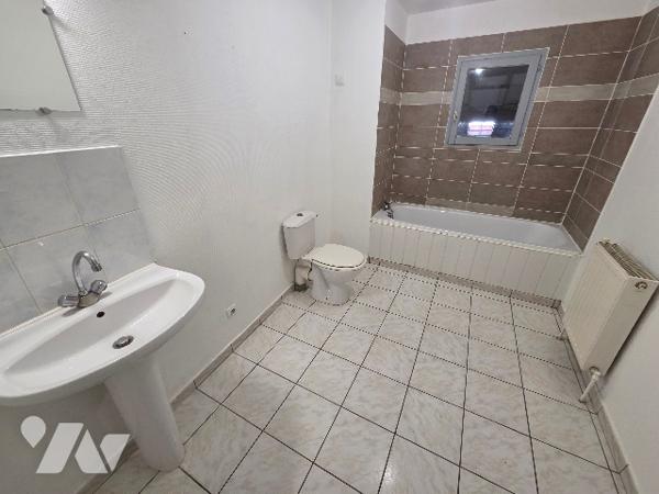 MAISON DE VILLAGE - JARDIN ET GARAGE - GERMINY