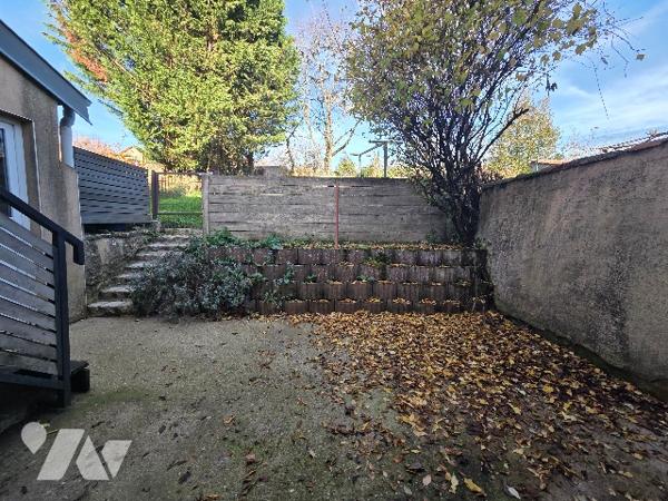 MAISON DE VILLAGE - JARDIN ET GARAGE - GERMINY