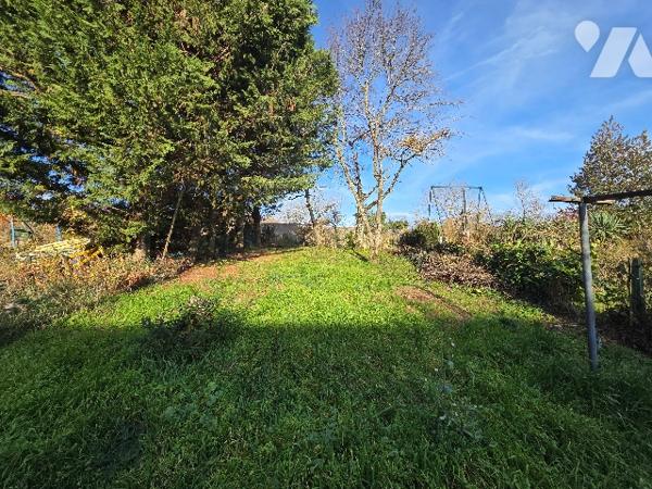 MAISON DE VILLAGE - JARDIN ET GARAGE - GERMINY