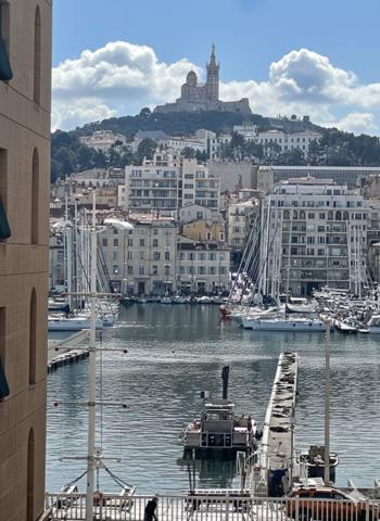 MARSEILLE 2 - SECTEUR QUAI DU VIEUX PORT - RUE DE LA LOGE - APPARTEMENT 4 PIECES - TRAVERSANT - LUMINEUX - ASCENSEUR - VUE EXCEPTIONNELLE - BELLE HAUTEUR SOUS PLAFOND -AU CALME - BALCON - CAVE -