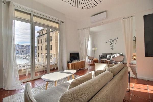 MARSEILLE 2 - SECTEUR QUAI DU VIEUX PORT - RUE DE LA LOGE - APPARTEMENT 4 PIECES - TRAVERSANT - LUMINEUX - ASCENSEUR - VUE EXCEPTIONNELLE - BELLE HAUTEUR SOUS PLAFOND -AU CALME - BALCON - CAVE -