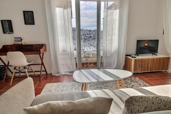 MARSEILLE 2 - SECTEUR QUAI DU VIEUX PORT - RUE DE LA LOGE - APPARTEMENT 4 PIECES - TRAVERSANT - LUMINEUX - ASCENSEUR - VUE EXCEPTIONNELLE - BELLE HAUTEUR SOUS PLAFOND -AU CALME - BALCON - CAVE -