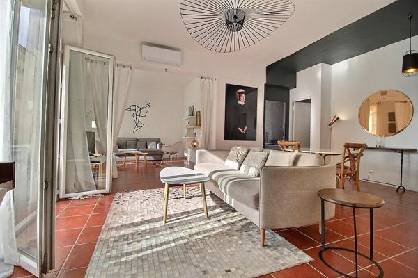 MARSEILLE 2 - SECTEUR QUAI DU VIEUX PORT - RUE DE LA LOGE - APPARTEMENT 4 PIECES - TRAVERSANT - LUMINEUX - ASCENSEUR - VUE EXCEPTIONNELLE - BELLE HAUTEUR SOUS PLAFOND -AU CALME - BALCON - CAVE -