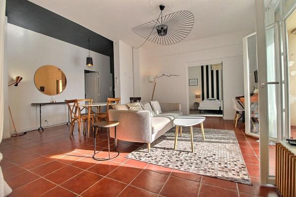 MARSEILLE 2 - SECTEUR QUAI DU VIEUX PORT - RUE DE LA LOGE - APPARTEMENT 4 PIECES - TRAVERSANT - LUMINEUX - ASCENSEUR - VUE EXCEPTIONNELLE - BELLE HAUTEUR SOUS PLAFOND -AU CALME - BALCON - CAVE -