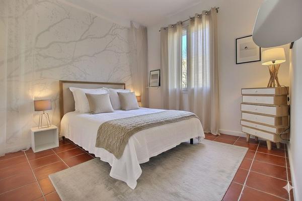 MARSEILLE 2 - SECTEUR QUAI DU VIEUX PORT - RUE DE LA LOGE - APPARTEMENT 4 PIECES - TRAVERSANT - LUMINEUX - ASCENSEUR - VUE EXCEPTIONNELLE - BELLE HAUTEUR SOUS PLAFOND -AU CALME - BALCON - CAVE -