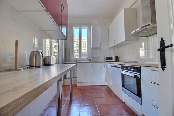 MARSEILLE 2 - SECTEUR QUAI DU VIEUX PORT - RUE DE LA LOGE - APPARTEMENT 4 PIECES - TRAVERSANT - LUMINEUX - ASCENSEUR - VUE EXCEPTIONNELLE - BELLE HAUTEUR SOUS PLAFOND -AU CALME - BALCON - CAVE -