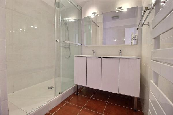 MARSEILLE 2 - SECTEUR QUAI DU VIEUX PORT - RUE DE LA LOGE - APPARTEMENT 4 PIECES - TRAVERSANT - LUMINEUX - ASCENSEUR - VUE EXCEPTIONNELLE - BELLE HAUTEUR SOUS PLAFOND -AU CALME - BALCON - CAVE -