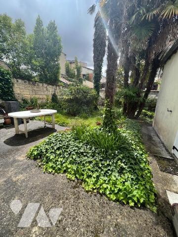 BORDEAUX -SAINT GENES  : dans une rue calme , en plein coeur du quartier Saint -Genès  A VENDRE...