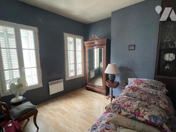 BORDEAUX -SAINT GENES  : dans une rue calme , en plein coeur du quartier Saint -Genès  A VENDRE...