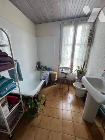 BORDEAUX -SAINT GENES  : dans une rue calme , en plein coeur du quartier Saint -Genès  A VENDRE...