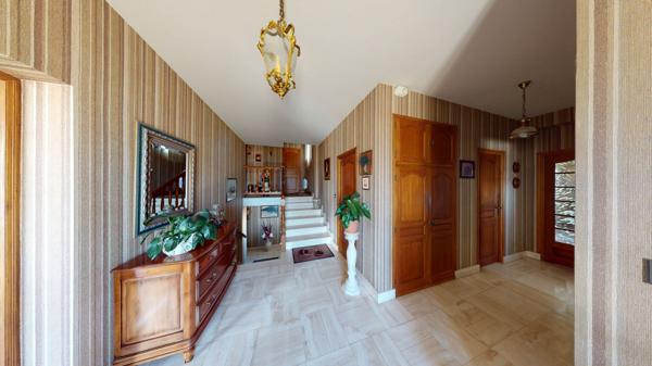 GRANDE MAISON 6/7 CHAMBRES ET DEPENDANCES A CISSE