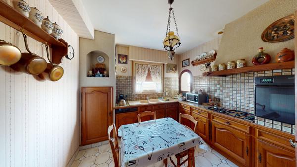 GRANDE MAISON 6/7 CHAMBRES ET DEPENDANCES A CISSE