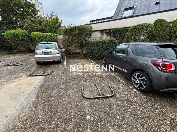 ISSY LES MOULINEAUX - RUE D'ESTIENNE D'ORVES - Emplacement de parking extérieur