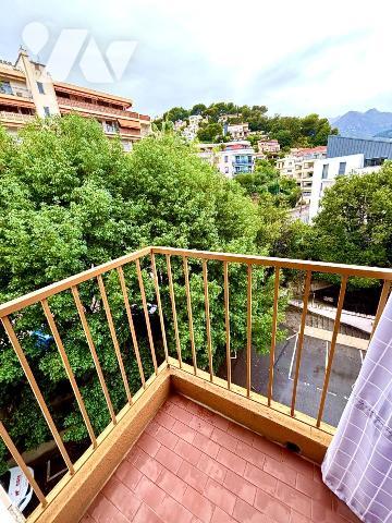 Roquebrune-Cap-Martin, CARNOLES, 4 pièces de 76 m², 4 balcons, parking et cave