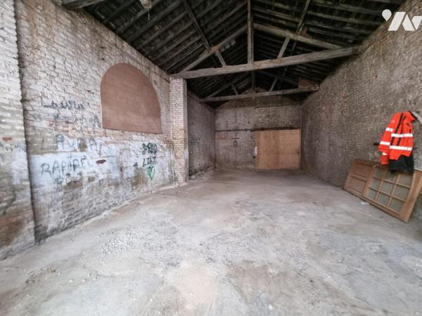 Maison rénovée 3 chambres cour et grange (double accès)
