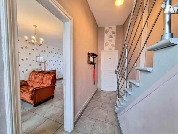Maison rénovée 3 chambres cour et grange (double accès)
