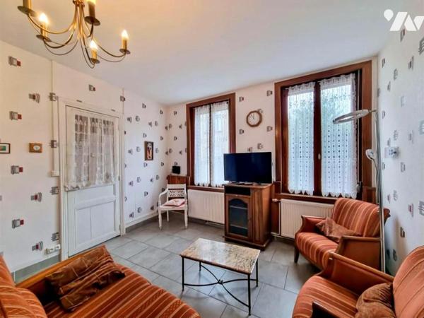 Maison rénovée 3 chambres cour et grange (double accès)