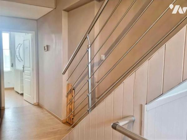 Maison rénovée 3 chambres cour et grange (double accès)