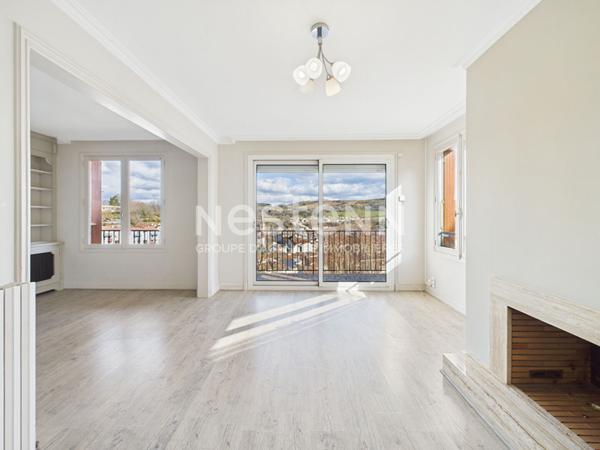 A vendre à Aurillac, secteur Alouettes, sur terrain de 750 m² , Maison de 8 pièces avec double garage.