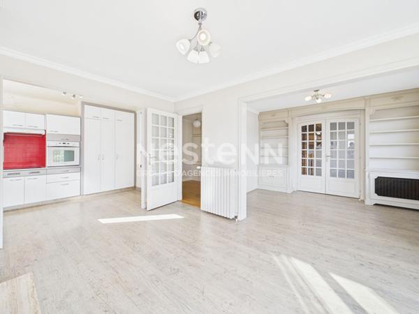 A vendre à Aurillac, secteur Alouettes, sur terrain de 750 m² , Maison de 8 pièces avec double garage.