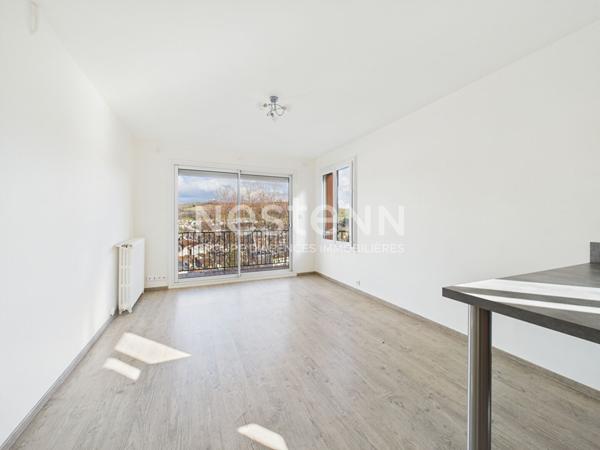 A vendre à Aurillac, secteur Alouettes, sur terrain de 750 m² , Maison de 8 pièces avec double garage.