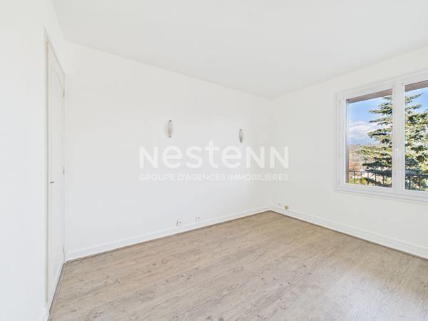 A vendre à Aurillac, secteur Alouettes, sur terrain de 750 m² , Maison de 8 pièces avec double garage.