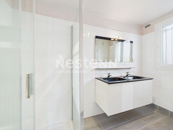 A vendre à Aurillac, secteur Alouettes, sur terrain de 750 m² , Maison de 8 pièces avec double garage.