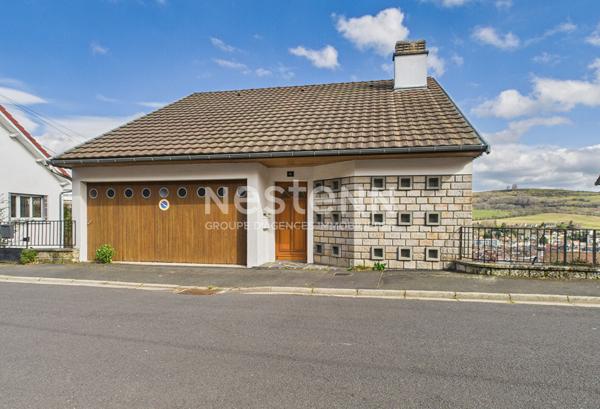 A vendre à Aurillac, secteur Alouettes, sur terrain de 750 m² , Maison de 8 pièces avec double garage.