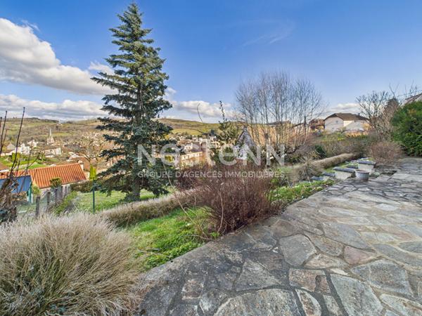 A vendre à Aurillac, secteur Alouettes, sur terrain de 750 m² , Maison de 8 pièces avec double garage.