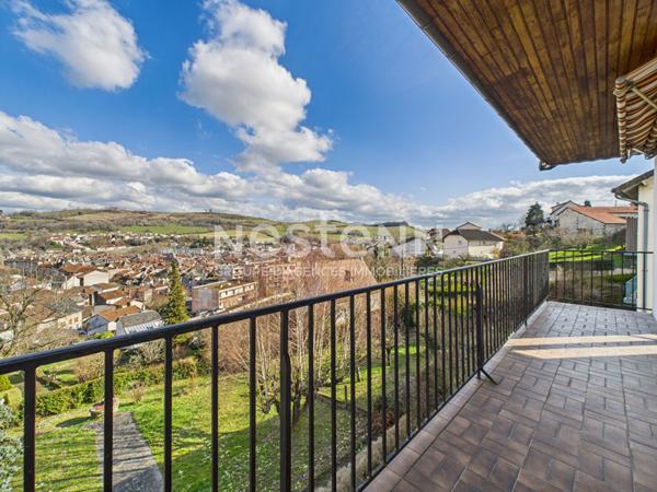 A vendre à Aurillac, secteur Alouettes, sur terrain de 750 m² , Maison de 8 pièces avec double garage.