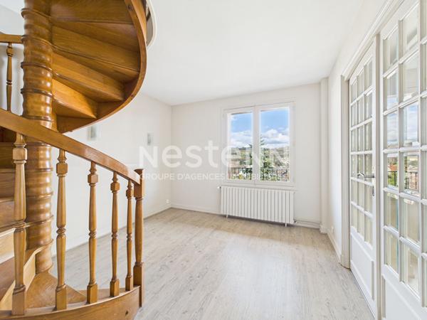 A vendre à Aurillac, secteur Alouettes, sur terrain de 750 m² , Maison de 8 pièces avec double garage.