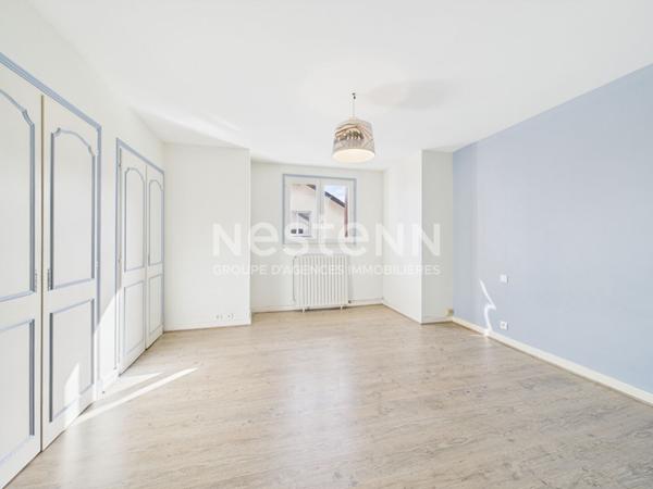 A vendre à Aurillac, secteur Alouettes, sur terrain de 750 m² , Maison de 8 pièces avec double garage.