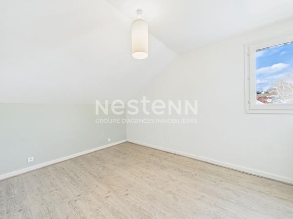 A vendre à Aurillac, secteur Alouettes, sur terrain de 750 m² , Maison de 8 pièces avec double garage.