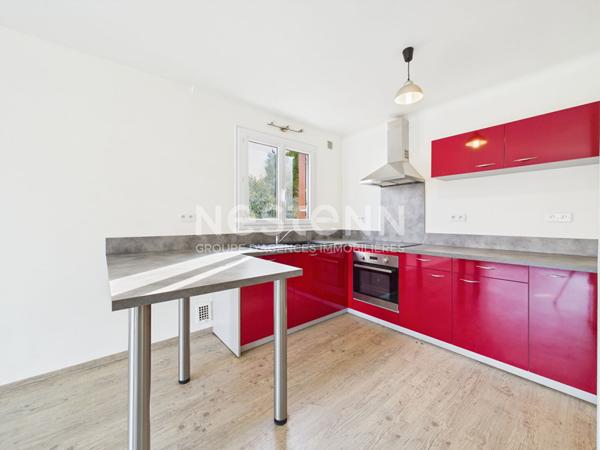 A vendre à Aurillac, secteur Alouettes, sur terrain de 750 m² , Maison de 8 pièces avec double garage.