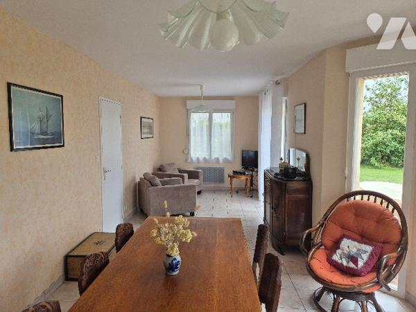 Une maison de 100 m², proche de la mer, dotée d’un terrain de 708 m², 4 chambres.