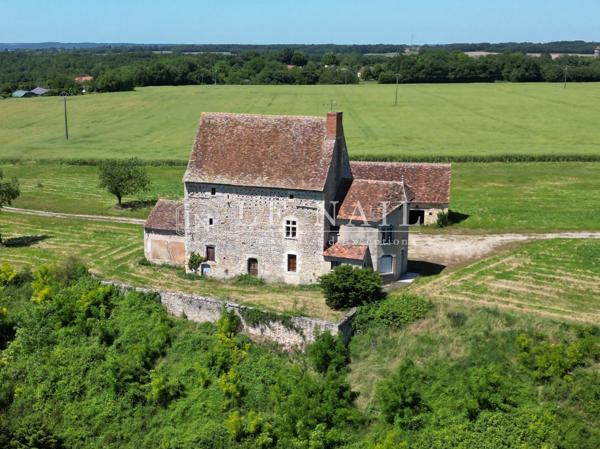 Proche de Fontgombault, maison forte du XVe sur son promontoire, à restaurer