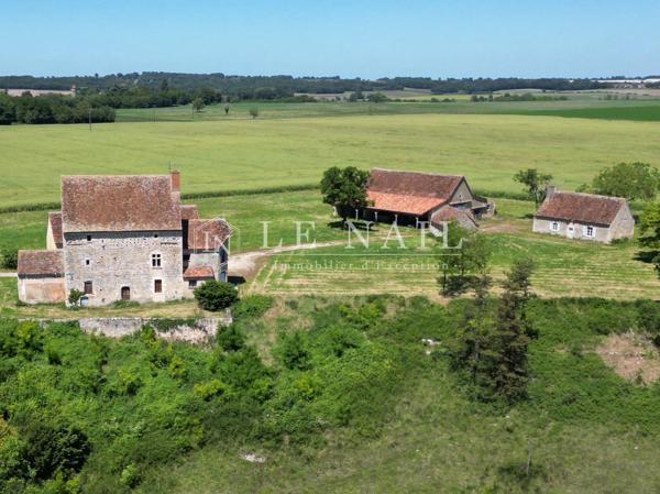 Proche de Fontgombault, maison forte du XVe sur son promontoire, à restaurer