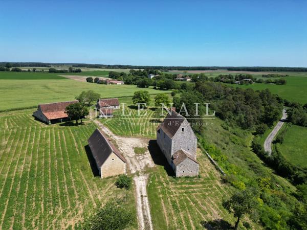 Proche de Fontgombault, maison forte du XVe sur son promontoire, à restaurer