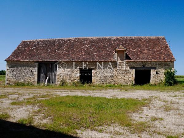 Proche de Fontgombault, maison forte du XVe sur son promontoire, à restaurer