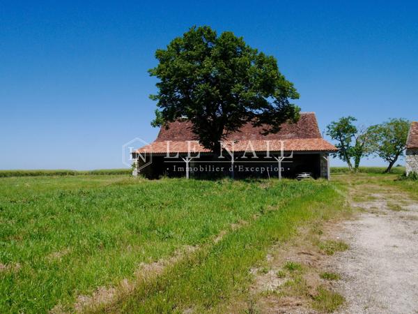 Proche de Fontgombault, maison forte du XVe sur son promontoire, à restaurer