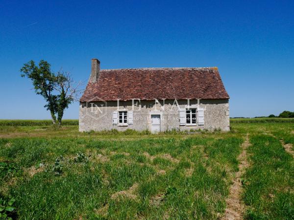 Proche de Fontgombault, maison forte du XVe sur son promontoire, à restaurer