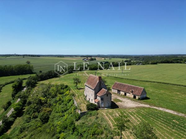 Proche de Fontgombault, maison forte du XVe sur son promontoire, à restaurer